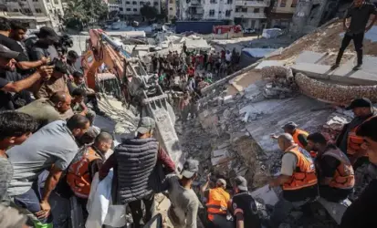 هآرتس: انهيار مبنى في مدينة غزة يعكس انهيار القطاع بأكمله