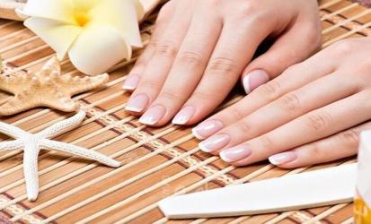 6 أخطاء يومية تضعف الأظافر دون أن تنتبهي