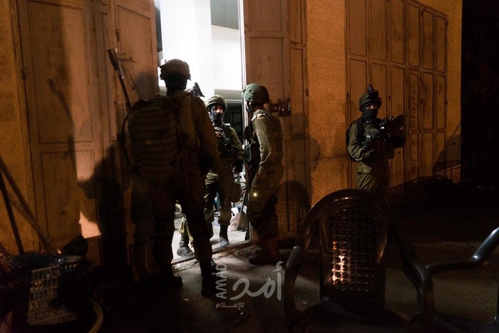 قوات الاحتلال تعتقل مواطنين على حاجز شمال القدس