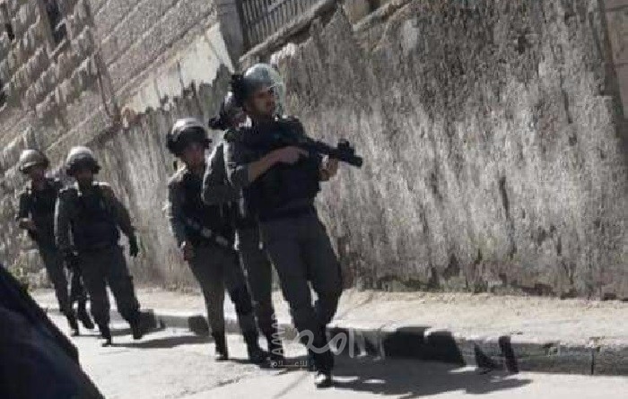 القدس: قوات الاحتلال تطلق قنابل الغاز تجاه طلبة المدارس وتعتقل فتى بالعيساوية