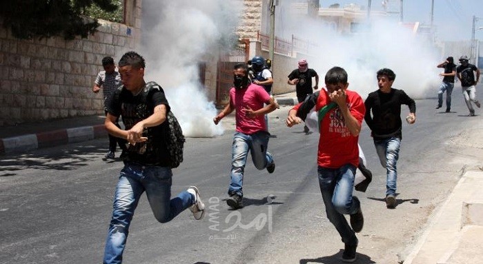 القدس: إصابة عائلة بالاختناق خلال المواجهات في العيزرية