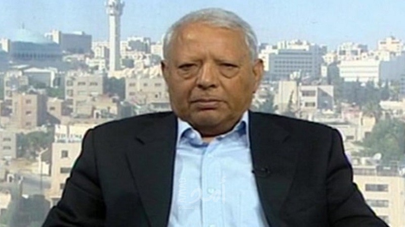 عباس يقلد الإعلامي الأردني صالح القلاب نجمة القدس من "وسام القدس"