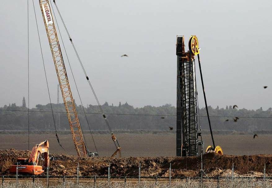 جيش  الاحتلال يكشف عن الجدار الأعلى لحماية منطقة "المطار الجديد"