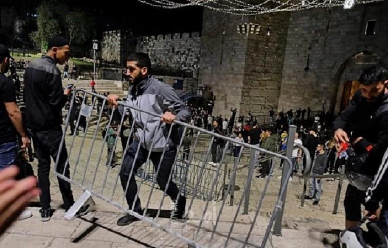 محدث - تحت ضغط هبة القدس.. إزالة الحواجز الحديدية من باب العامود - فيديو