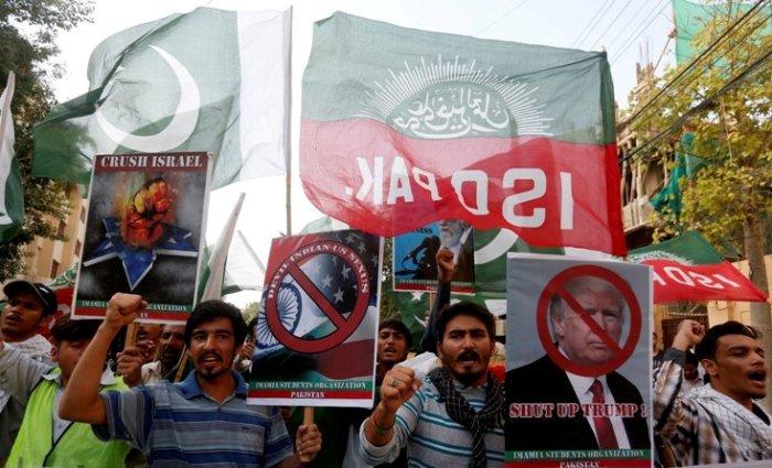 الباكستان ترجئ زيارة مسئولة أمريكية بسبب احتجاجات ضد ترامب