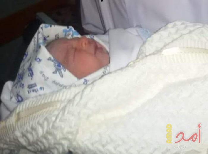 بعد أن فقد طفليه حرقاً بشمعة.. فرحة عارمة تعم أسرة البغدادي بمولودهم الجديد في مخيم البريج