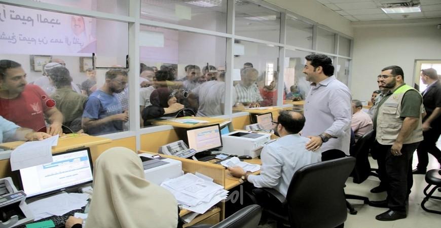 الحردان يتفقد آلية صرف المساعدات النقدية لـ 100 ألف أسرة فقيرة بغزة