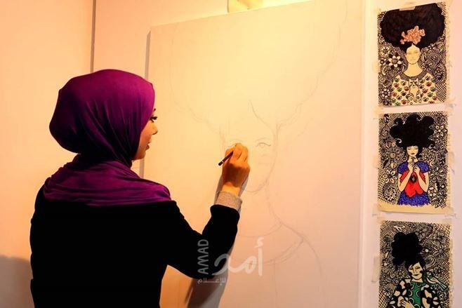 بالصور .. أبو دلو فنانة تشكيلية تتقن الرسم بالمشغولات اليدوية