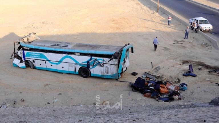 مصر: مصرع 19 شخصا في تصادم سيارة نقل بحافلة على الطريق الأوسطي