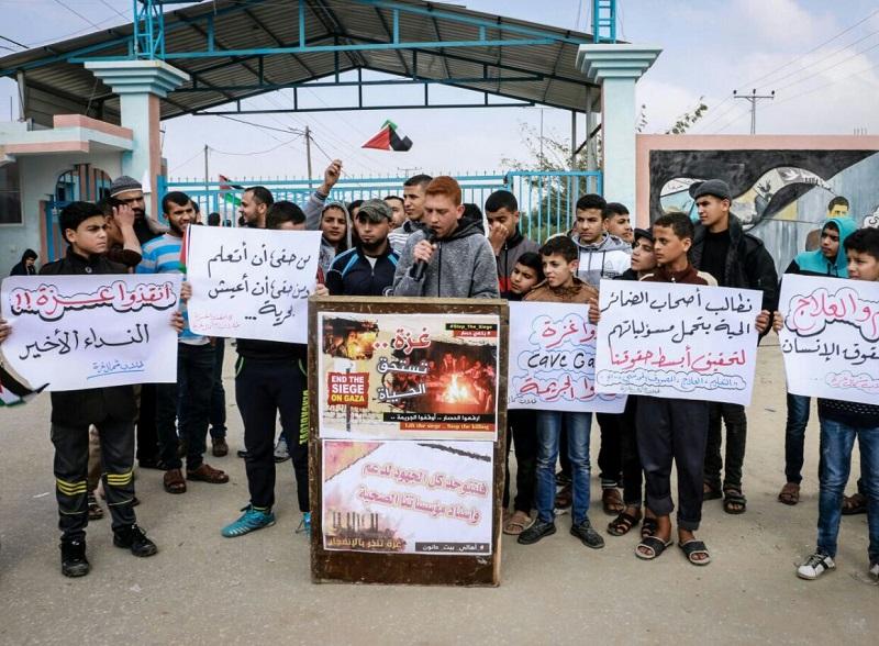 بعنوان "أنقذوا غزة".. وقفة تضامنية للطلاب شمال القطاع (صور)