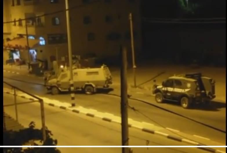 قوات كبيرة من جيش الاحتلال تداهم بلدة يطا وتشرع بهدم منزلين