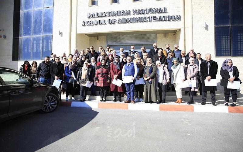 المدرسة الوطنية تخرج 97 موظفاً من الإدارتين الوسطى والتنفيذية