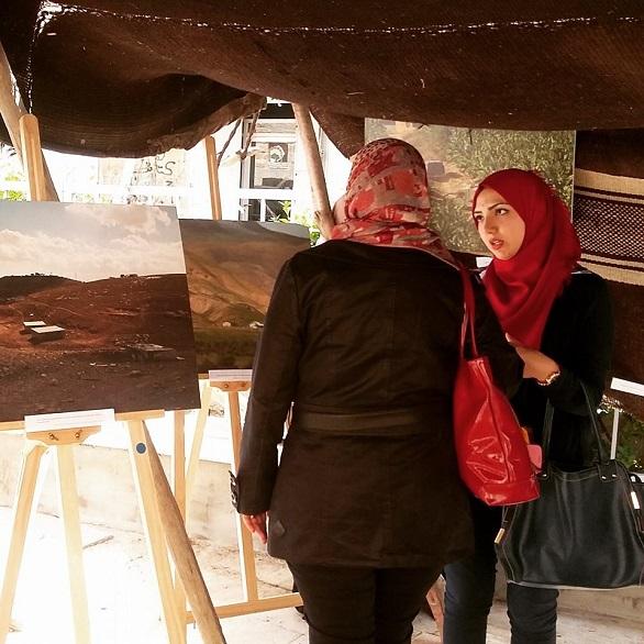 في المناطق المصنفة "ج".. بالصور: فلسطينيات يستعن بالكاميرا لتوثيق الانتهاكات الإسرائيلية