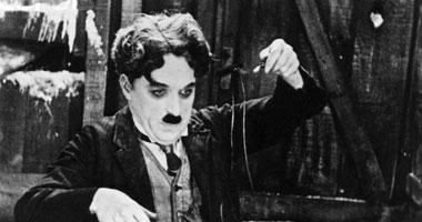 صورة نادرة تجمع صعلوك السينما شارلى شابلن بـ هيلين كيلر فى هوليود عام 1919