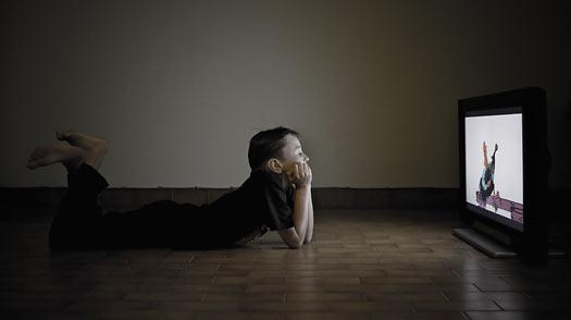 ماذا يحدث لطفلك إذا قضى أكثر من ساعتين أمام التلفاز؟