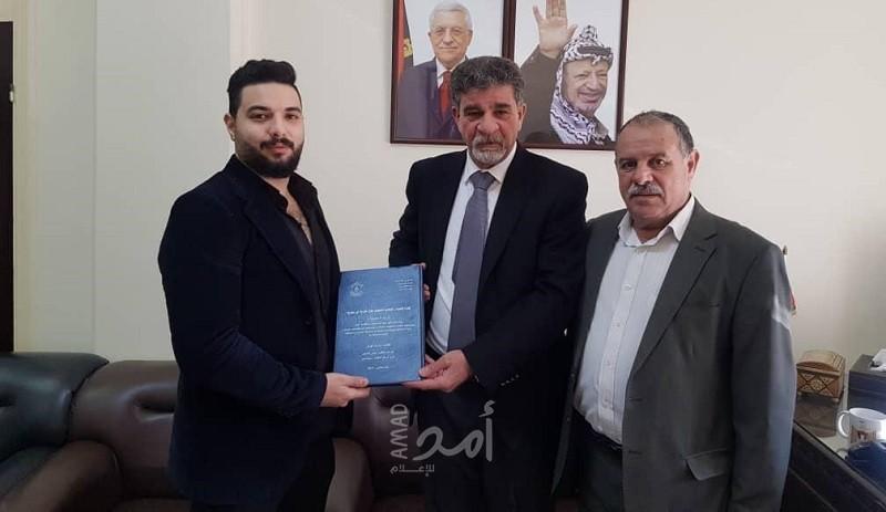 طالب فلسطيني يهدي الرئيس عباس "نجاحه"