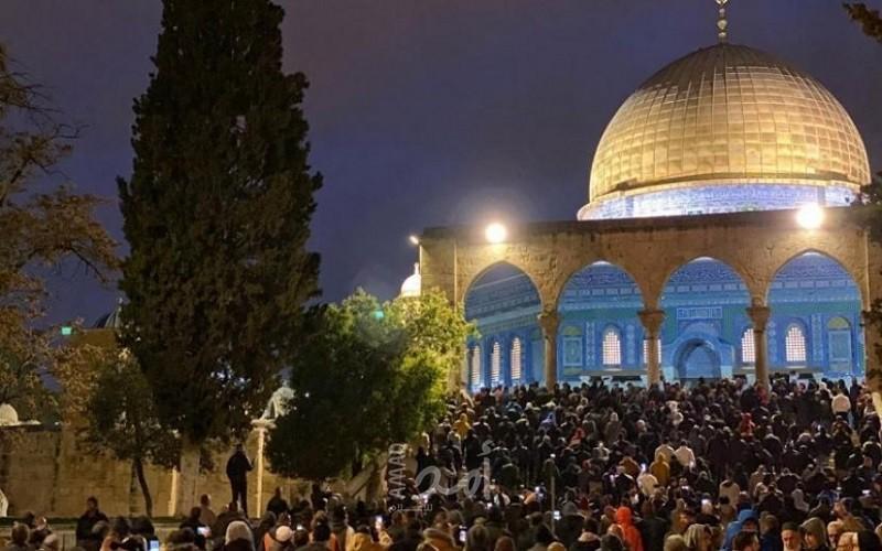 50 ألفا يؤدون صلاتي العشاء والتراويح في المسجد الأقصى