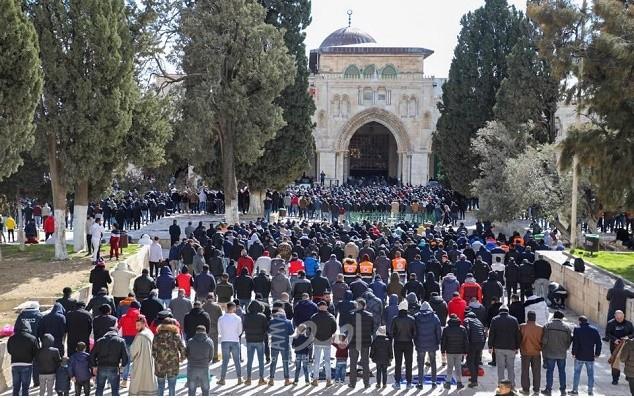 القدس: آلاف المواطنين يؤدون صلاة الجمعة في المسجد الأقصى