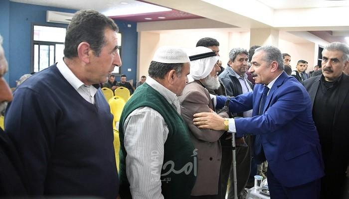أشتية يقدم واجب العزاء بالشهيد حمايل