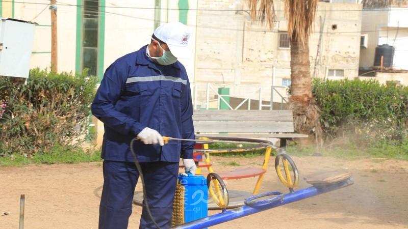 بلدية خانيونس تبدأ بتعقيم المتنزهات لمجابهة فيروس "كورونا" المتجدد