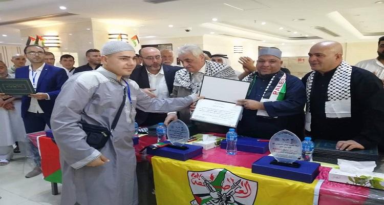 ادعيس والأسدي يتفقدان قافلة الوحدة لعوائل ذوي الشهداء في مكة المكرمة بعد أدائهم مناسك العمرة