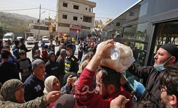 الأردنيون يبدأون الخروج من منازلهم للتسوق بعد تخفيف منع التجول
