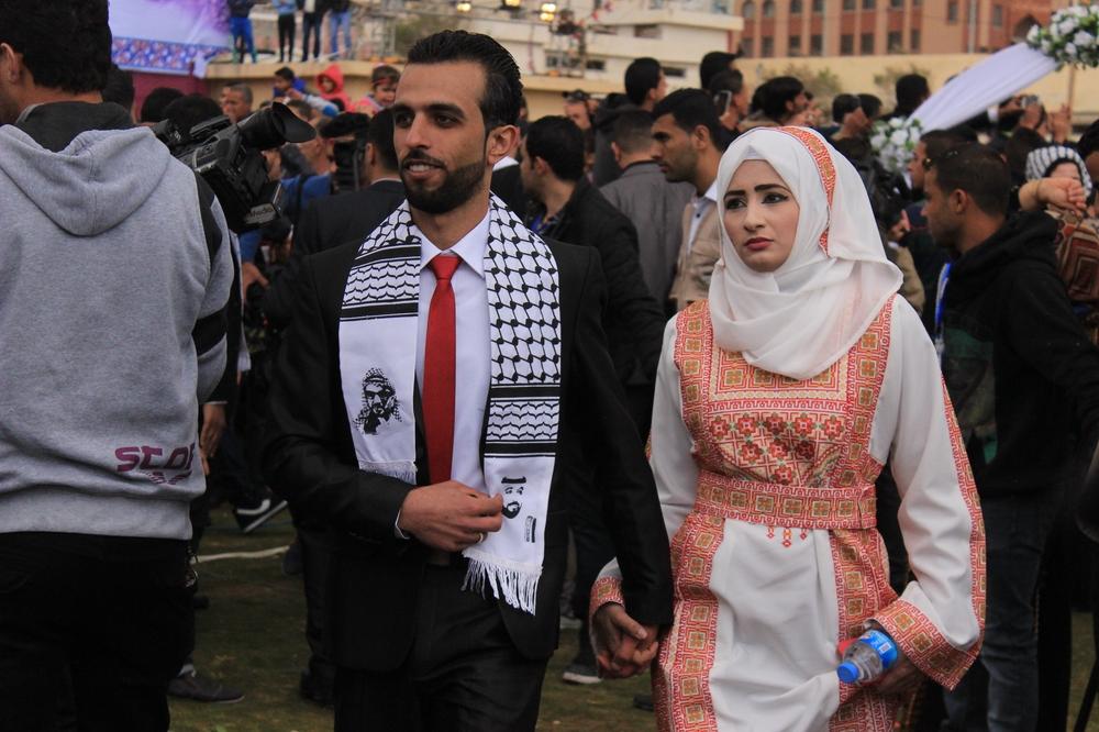 مشجعو كرة قدم في غزة "يختطفون" عريساً ويحيون زفته