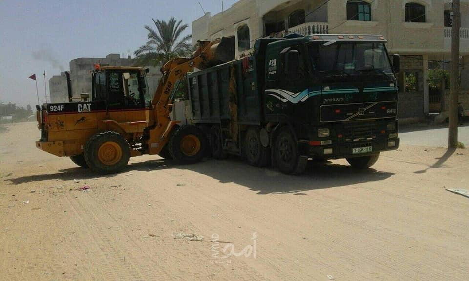 غزة:  بلدية المغازي تدعو المواطنين إلى وضع النفايات في الحاويات المخصصة وعدم اشعال النيران