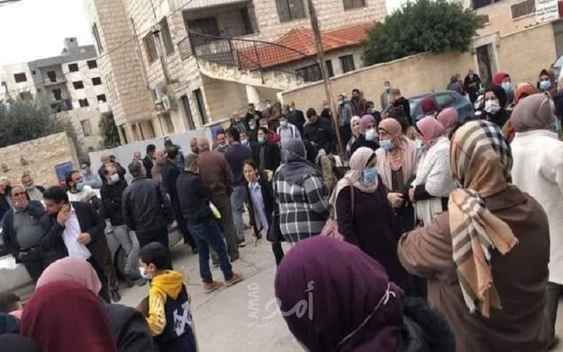 معلمون يتضامنون مع "سحر أبو زينة" بعد احالتها للتقاعد بتهمة إعاقة المسيرة التعليمية