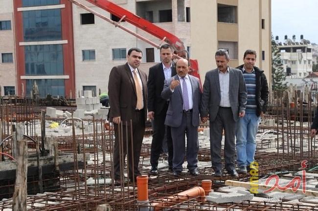 الحساينة يتفقد أعمال مشروع مستشفى الولادة في مجمع الشفاء الطبي