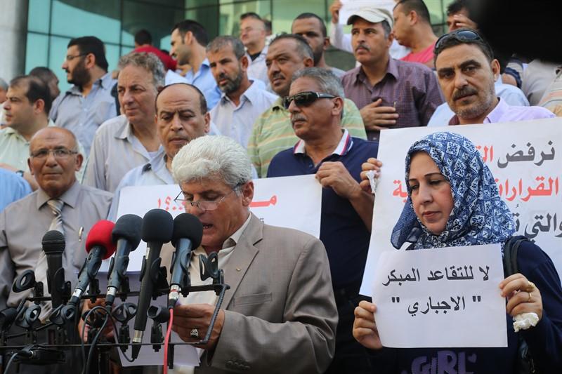 في رسالة الى "عباس".. موظفو ديوان الرئاسة بغزة يطالبون بوقف التقاعد المبكر