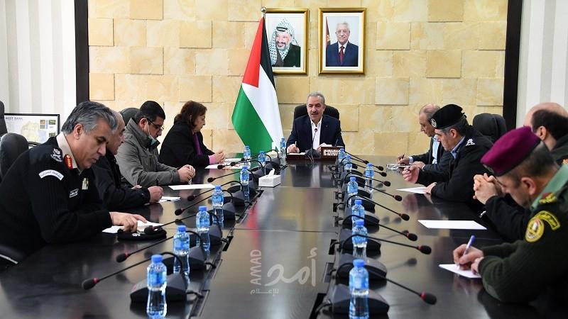 د. أشتية يدعو لتشديد الرقابة على المعابر والحواجز مع إسرائيل ويؤكد: القادم أصعب