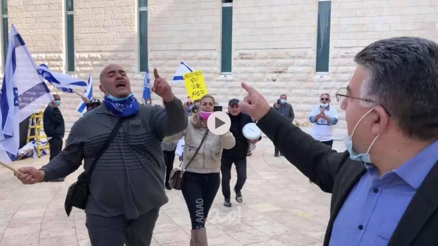 فيديو - متظاهرين من اليمين والليكود يحاولون الاعتداء على النائب جبارين
