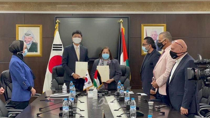 الصحة الفلسطينية توقع اتفاقية مشروع إنشاء مراكز إعادة التأهيل الحكومية في الضفة