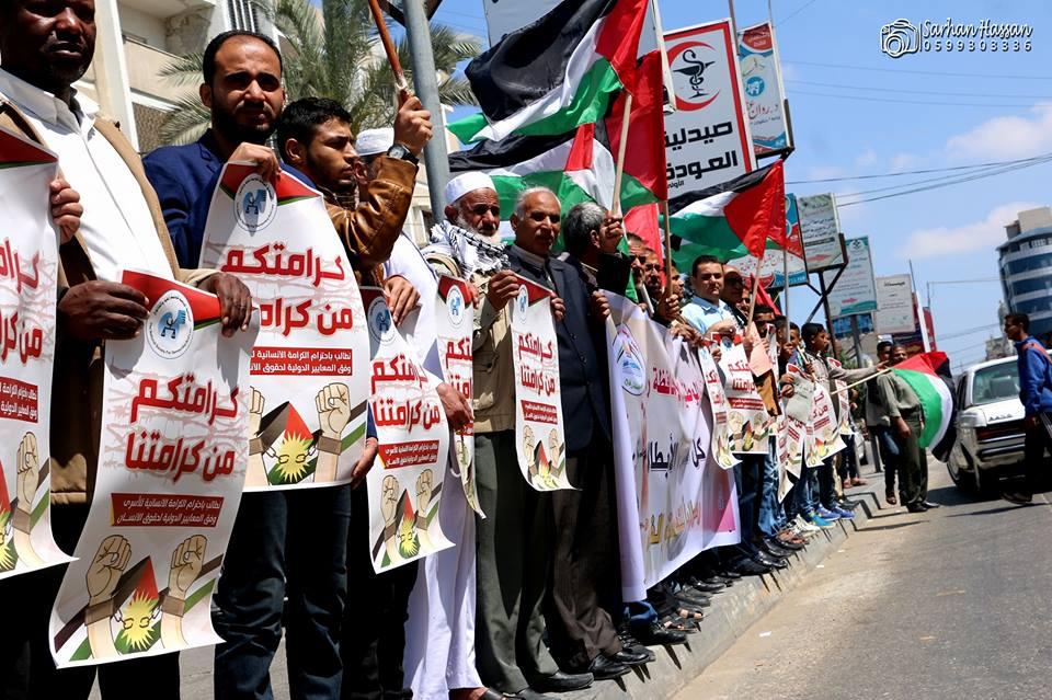 بالصور...المئات يشاركون في سلسلة بشرية دعما للأسرى المضربين في رفح