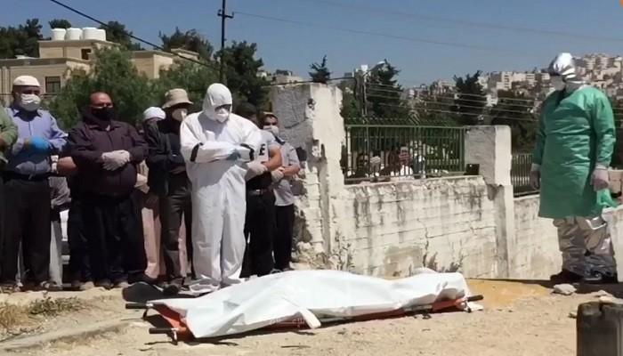 فيديو - تشييع جثمان السيدة المتوفاة بفيروس كورونا في الخليل