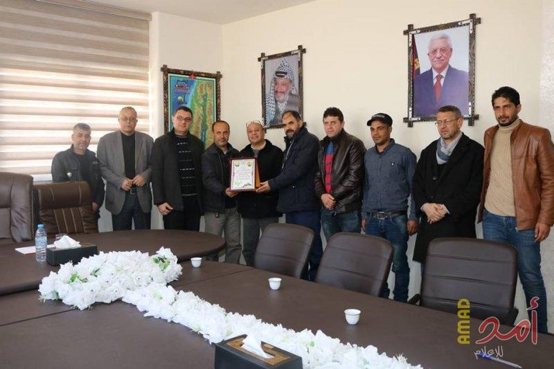 بالصور.. أبو هولي: عودة اللاجئين واطلاق سراح الأسرى على سلم أوليات القيادة