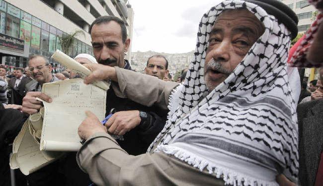 محللون للفرنسية: القيادة الفلسطينية تفشل في التعامل مع أزمة مخيم اليرموك