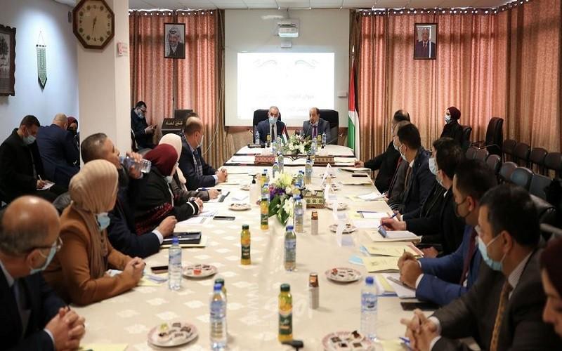 اشتية: فخورون أن هناك توازن جندري في الوظيفة العمومية حيث أن 49% من الموظفين نساء