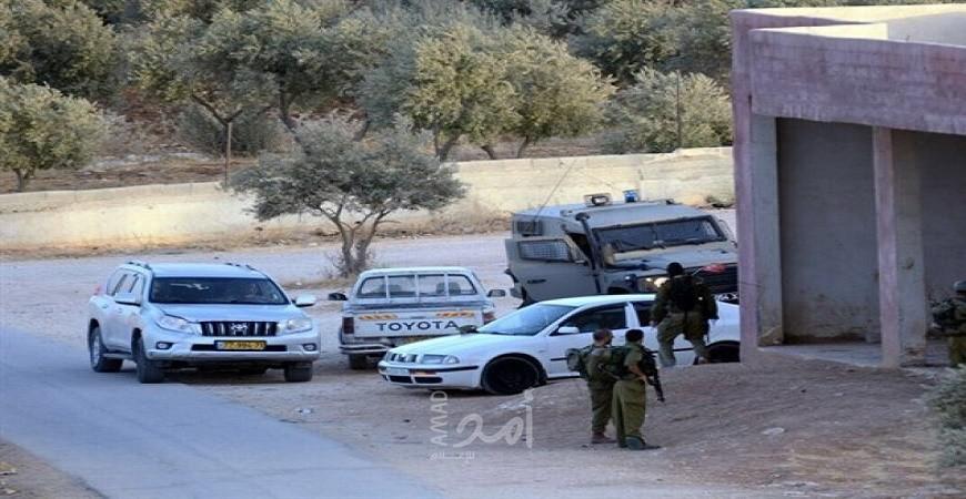 قوات الاحتلال تصادر مركبة ومواد بناء لمواطن من يطا