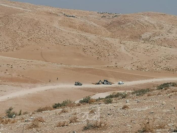 مستوطنون ينصبون خيمة في مسافر يطا