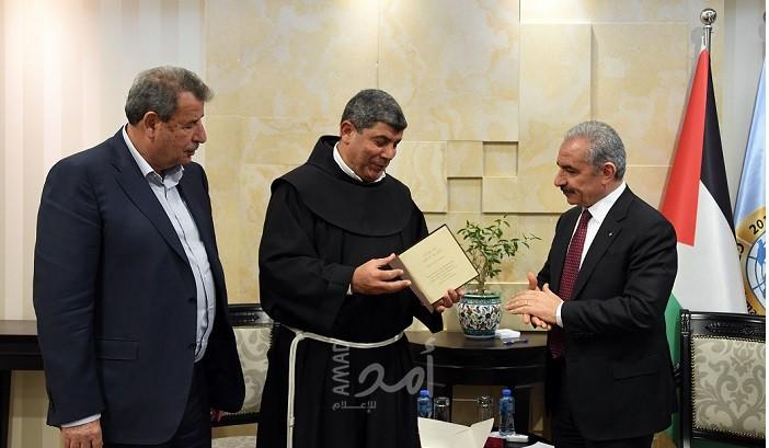 أشتية يتسلم دعوة لحضور قداس منتصف الليل حسب التوقيت الغربي