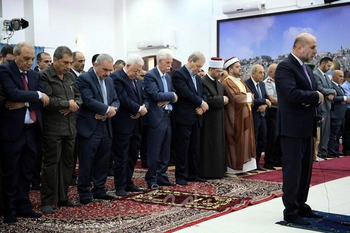 عباس يؤدي صلاة العيد في رام الله: المؤامرات ضد الشعب الفلسطيني ستذهب الى الجحيم