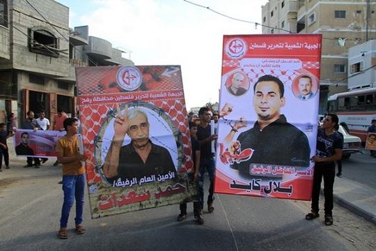فلسطينيون يغلقون مقر "الصليب الأحمر" وسط الضفة تضامنا مع الأسير "كايد"