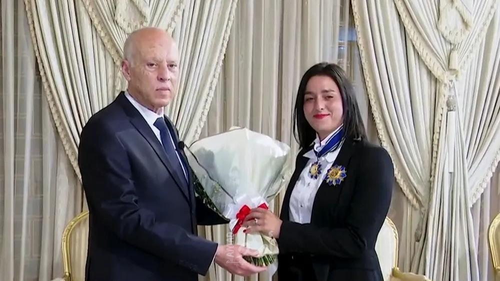 الرئيس التونسي يكرم أنس جابر ويقلدها الصنف الأول من وسام الاستحقاق (فيديو)