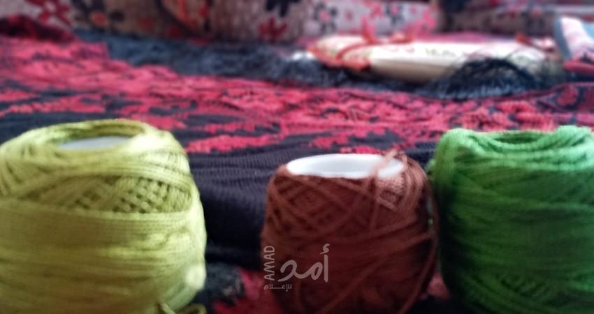تقرير خاص..التطريز على القماش.. وإبداع الغزية رفقة حسونة - فيديو وصور