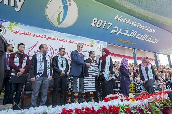 الكلية الجامعية للعلوم التطبيقية تكرم طلبتها المتفوقين للفصل الدراسي الأول من العام 2017-2018م