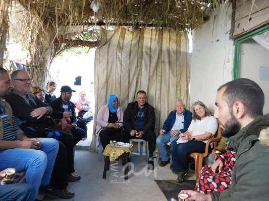 غزة: وفد من لجنة المونونايت يتفقد المناطق المهمشة ويعد بنقل معاناتهم
