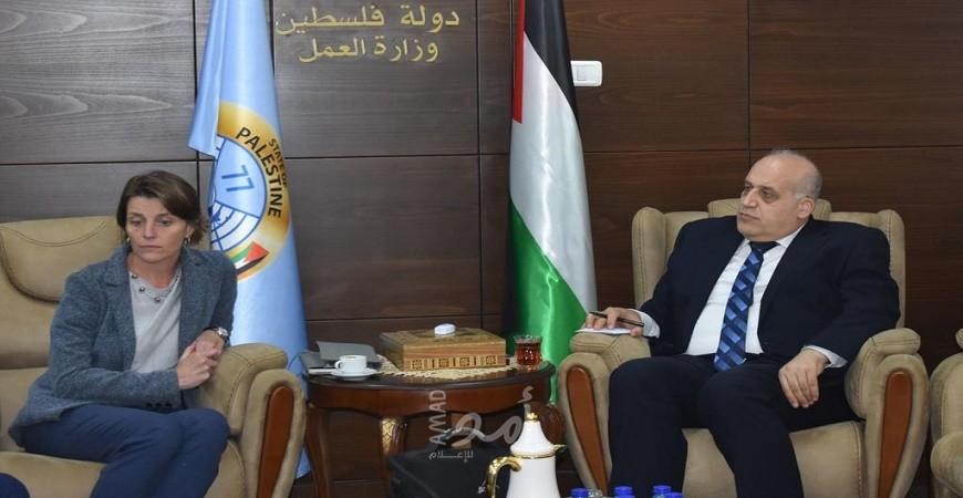 أبو جيش يؤكد على ضرورة استمرار الأونروا في تقديم خدماتها للاجئين