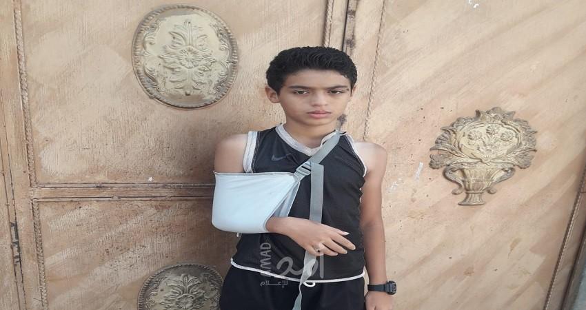 غزة: نجاة طفل بعد سقوط باب حديد عليه من مخلفات القصف الإسرائيلي